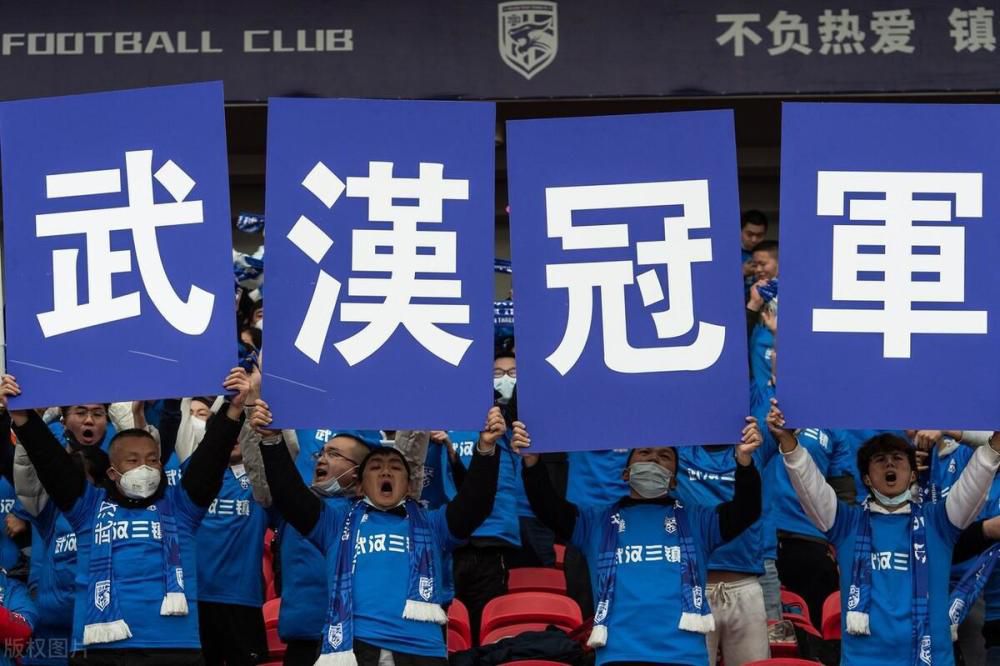 然而《紧闭双眼》的情节因无必然的前因后果而变得更复杂。